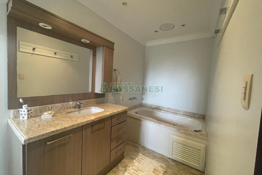 Casa Mobiliada com 280m², 3 dormitórios, 2 vagas, no bairro Cinqüentenário em Caxias do Sul para Alugar