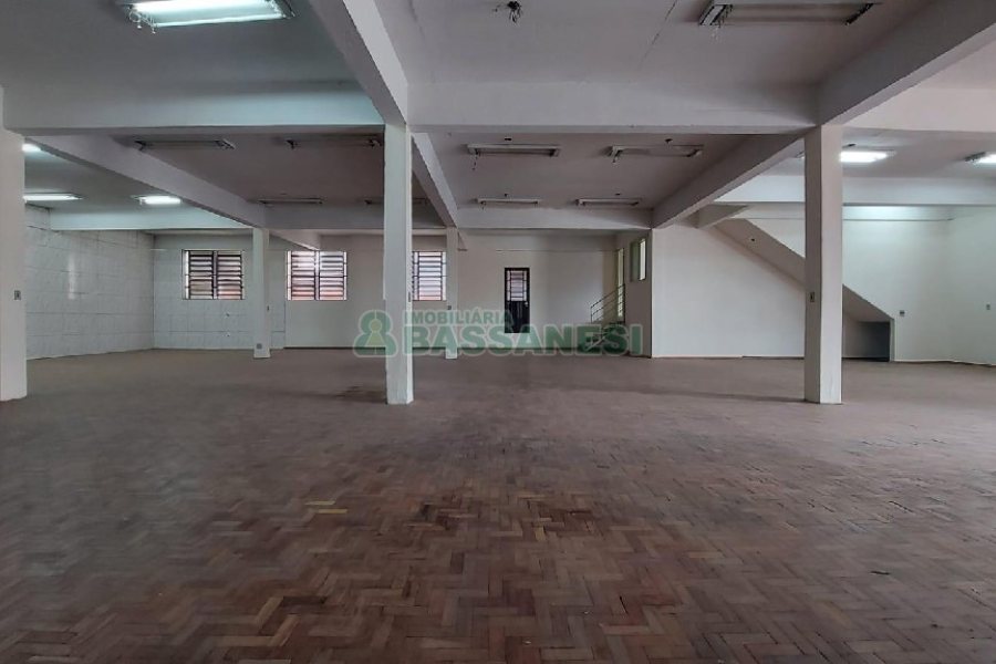 Loja com 514m², no bairro Lourdes em Caxias do Sul para Alugar