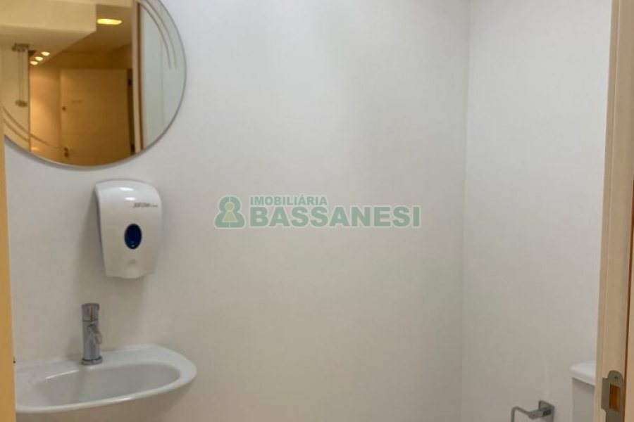 Sala com 68m², 2 vagas, no bairro Pio X em Caxias do Sul para Comprar
