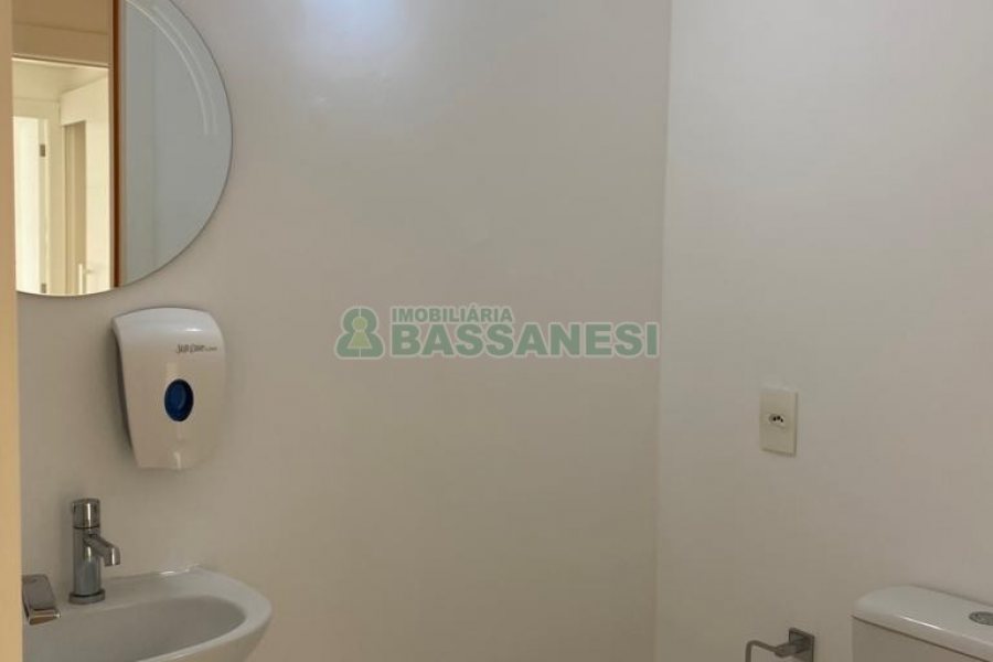 Sala com 68m², 2 vagas, no bairro Pio X em Caxias do Sul para Comprar