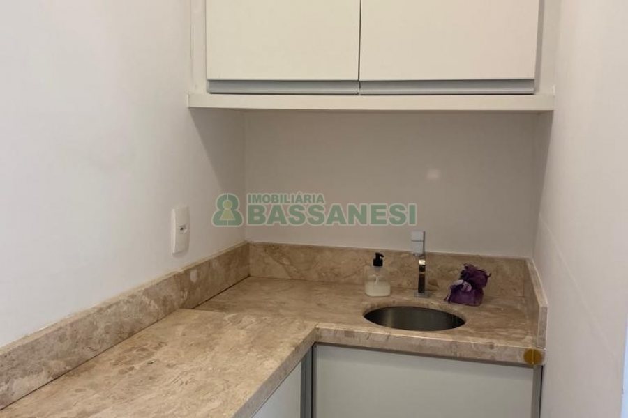 Sala com 68m², 2 vagas, no bairro Pio X em Caxias do Sul para Comprar