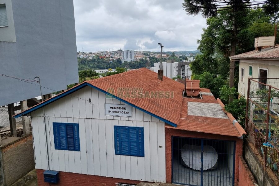Casa com 200m², 3 dormitórios, 1 vaga, no bairro Universitário em Caxias do Sul para Comprar