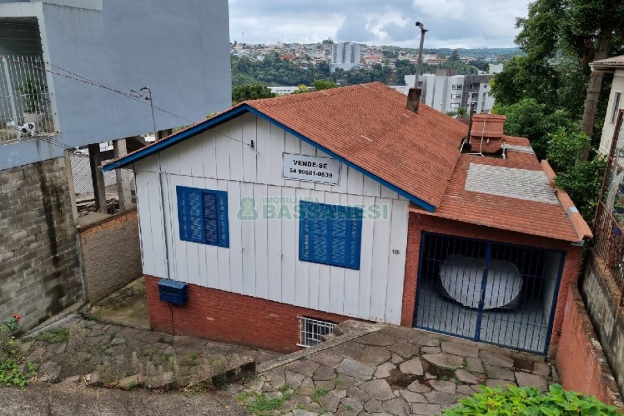 Casa com 200m², 3 dormitórios, 1 vaga, no bairro Universitário em Caxias do Sul para Comprar