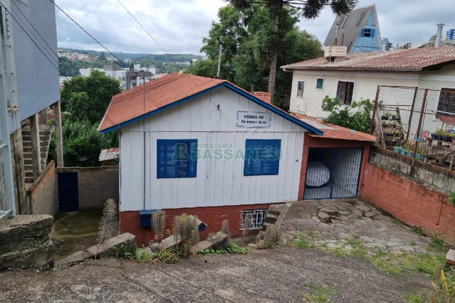 Casa com 200m², 3 dormitórios, 1 vaga, no bairro Universitário em Caxias do Sul para Comprar