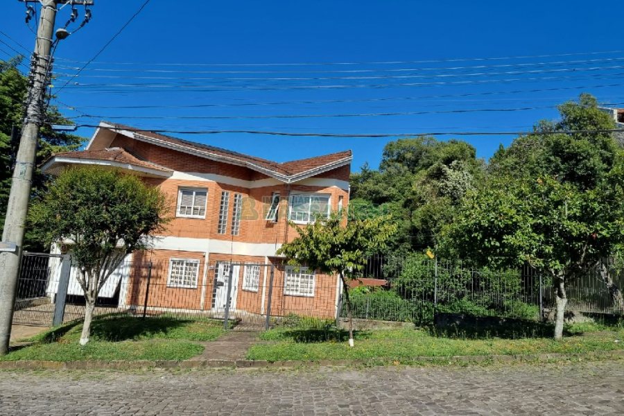 Casa com 650m², 3 dormitórios, 2 vagas, no bairro Santa Catarina em Caxias do Sul para Comprar