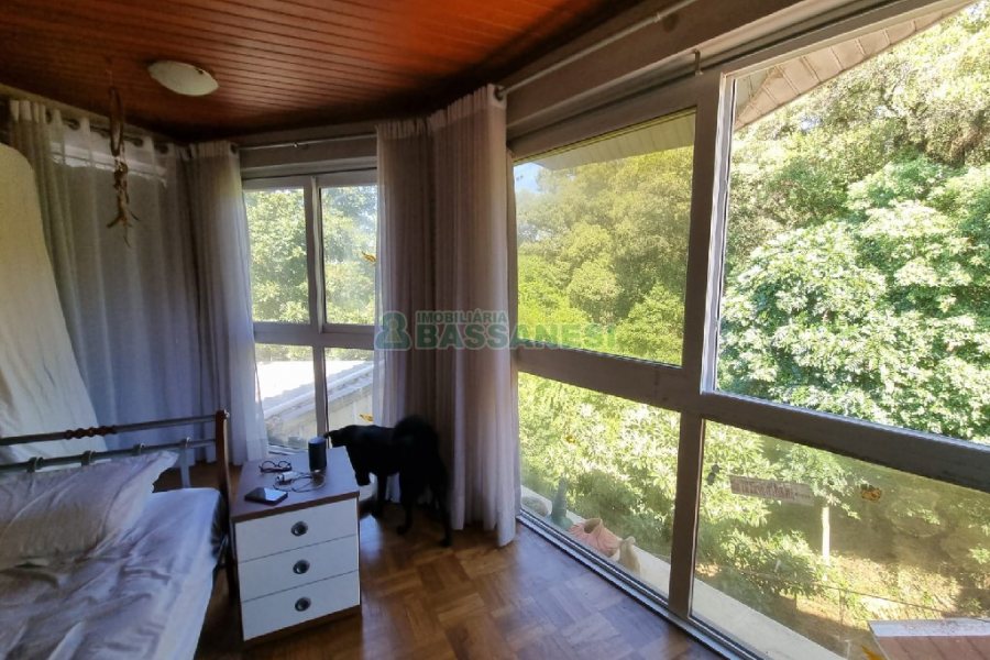 Casa com 650m², 3 dormitórios, 2 vagas, no bairro Santa Catarina em Caxias do Sul para Comprar