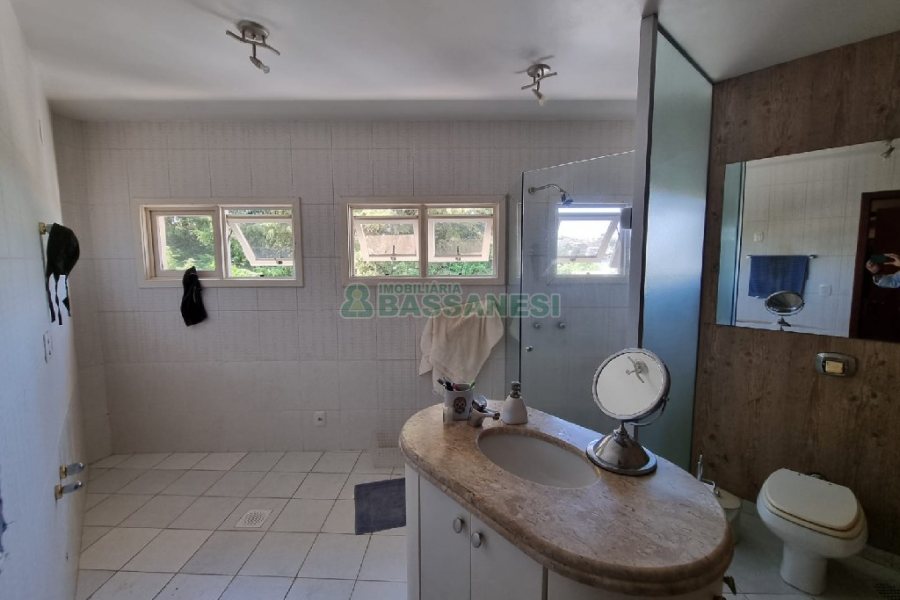 Casa com 650m², 3 dormitórios, 2 vagas, no bairro Santa Catarina em Caxias do Sul para Comprar