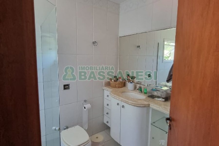 Casa com 650m², 3 dormitórios, 2 vagas, no bairro Santa Catarina em Caxias do Sul para Comprar