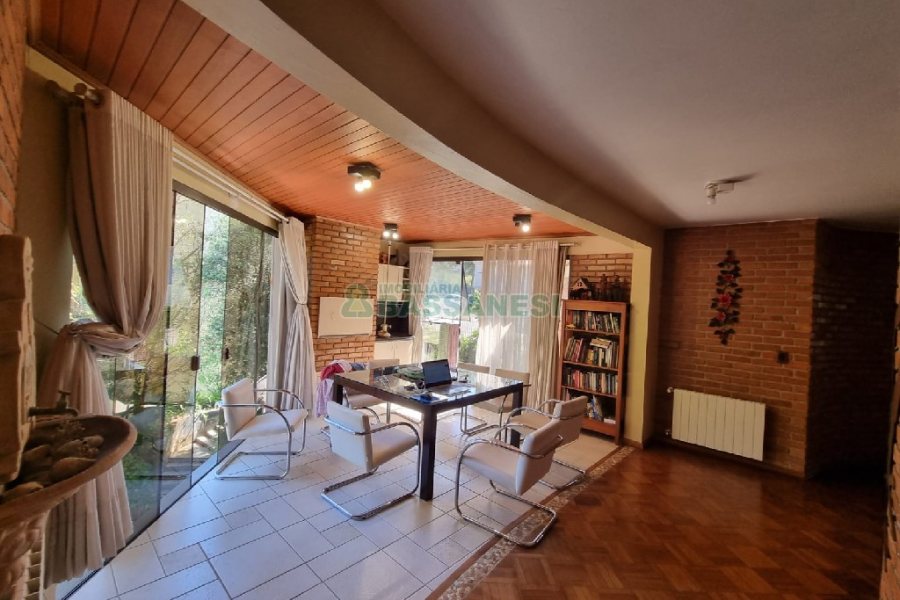 Casa com 650m², 3 dormitórios, 2 vagas, no bairro Santa Catarina em Caxias do Sul para Comprar