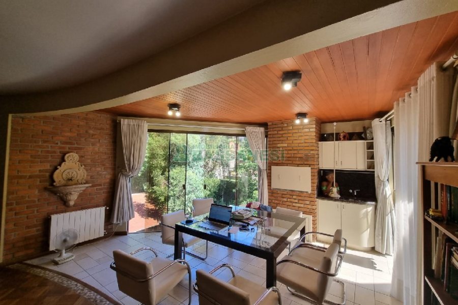 Casa com 650m², 3 dormitórios, 2 vagas, no bairro Santa Catarina em Caxias do Sul para Comprar