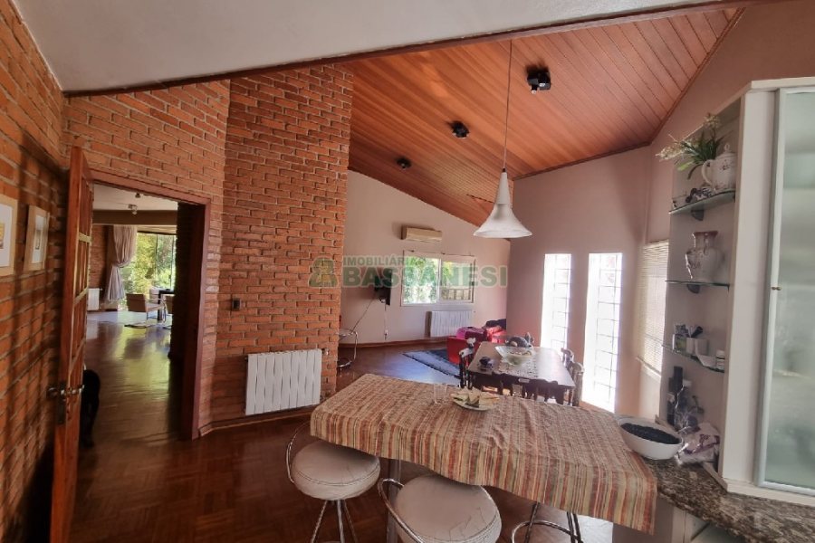 Casa com 650m², 3 dormitórios, 2 vagas, no bairro Santa Catarina em Caxias do Sul para Comprar