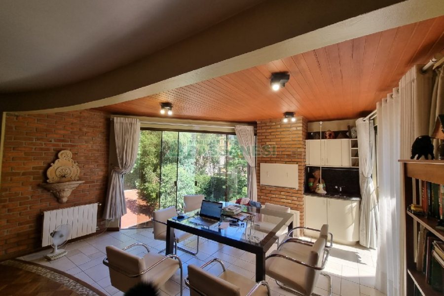 Casa com 650m², 3 dormitórios, 2 vagas, no bairro Santa Catarina em Caxias do Sul para Comprar