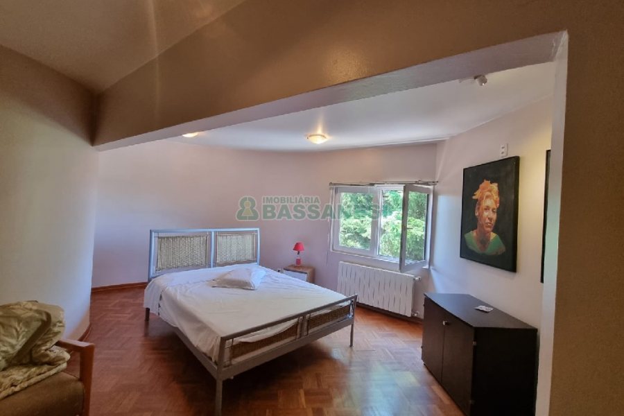 Casa com 650m², 3 dormitórios, 2 vagas, no bairro Santa Catarina em Caxias do Sul para Comprar