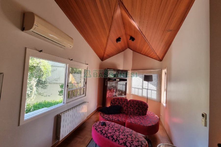 Casa com 650m², 3 dormitórios, 2 vagas, no bairro Santa Catarina em Caxias do Sul para Comprar