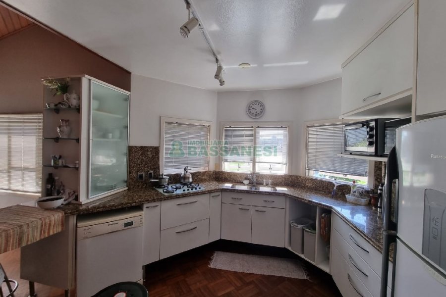 Casa com 650m², 3 dormitórios, 2 vagas, no bairro Santa Catarina em Caxias do Sul para Comprar