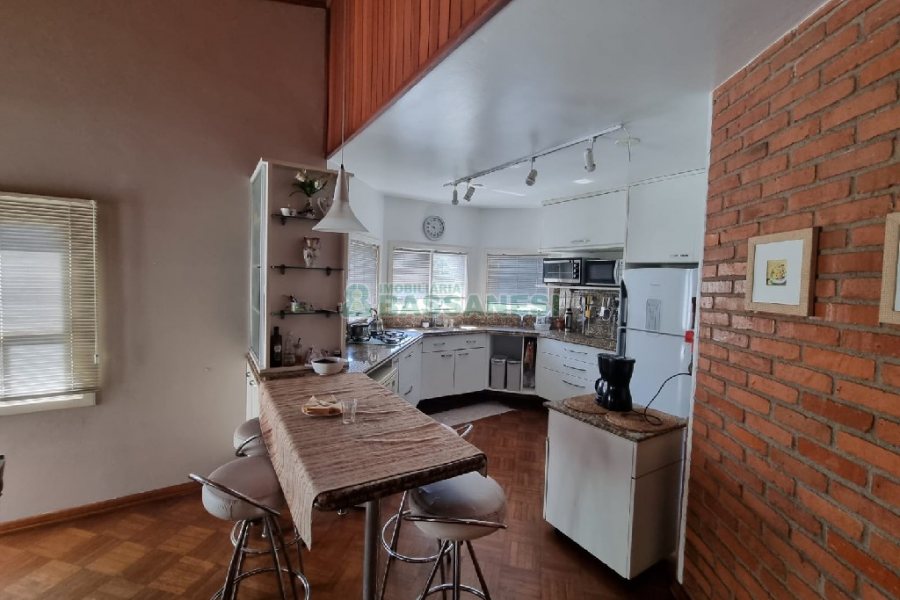Casa com 650m², 3 dormitórios, 2 vagas, no bairro Santa Catarina em Caxias do Sul para Comprar