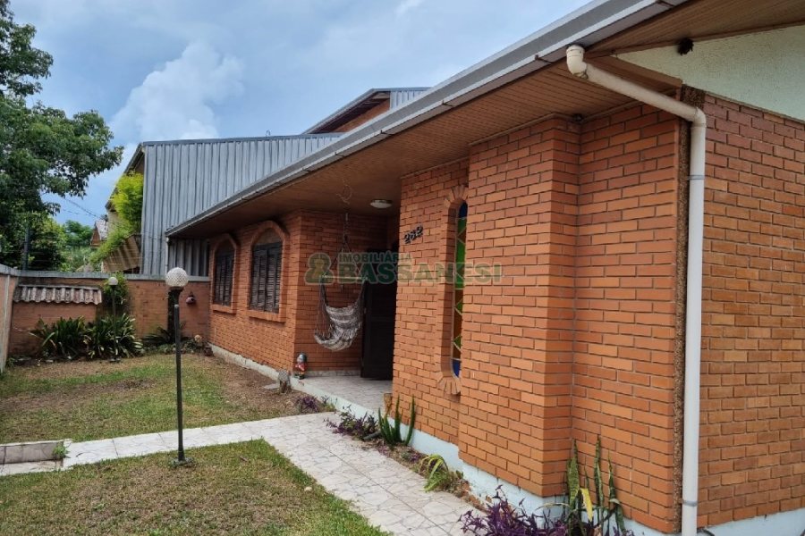 Casa com 180m², 3 dormitórios, 2 vagas, no bairro Desvio Rizzo em Caxias do Sul para Comprar