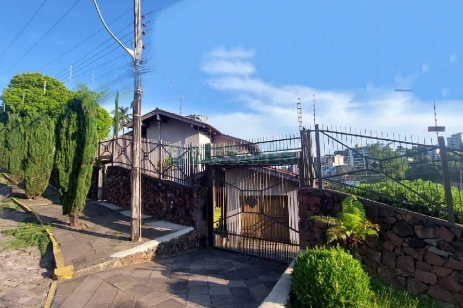 Casa com 240m², 6 dormitórios, 3 vagas, no bairro São Leopoldo em Caxias do Sul para Alugar