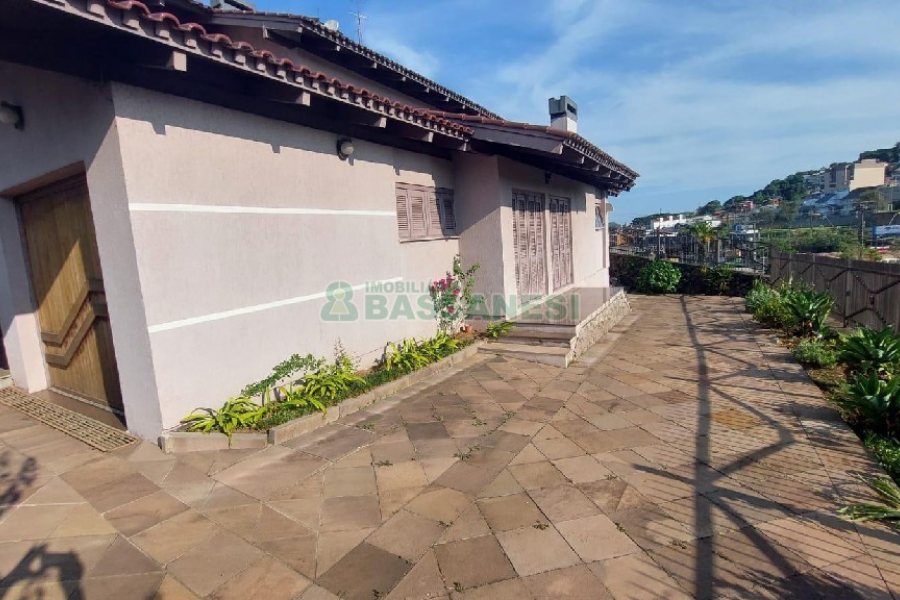 Casa com 240m², 6 dormitórios, 3 vagas, no bairro São Leopoldo em Caxias do Sul para Alugar