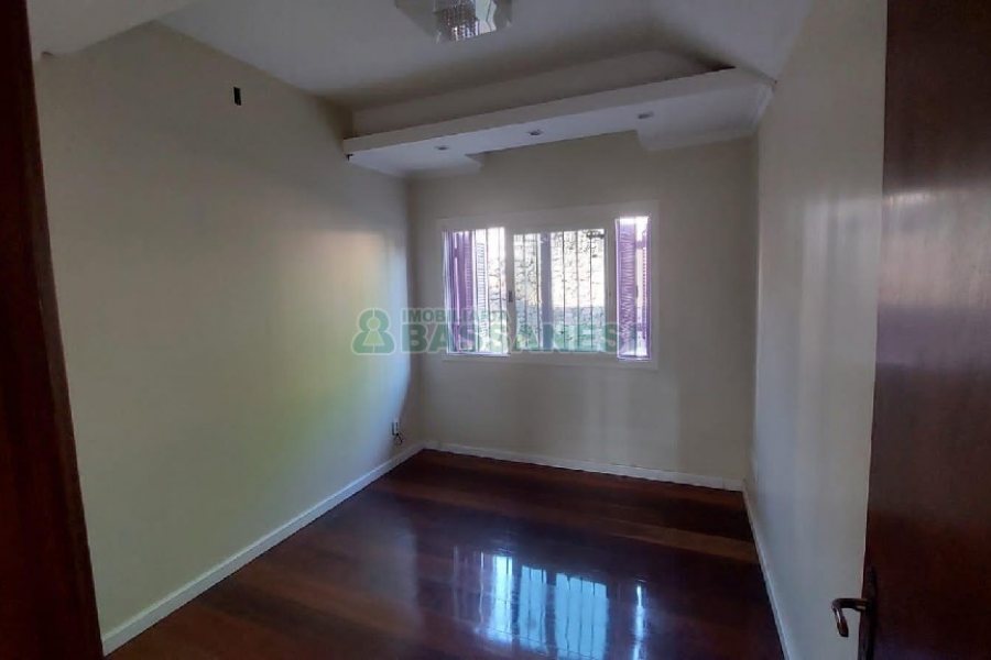 Casa com 240m², 6 dormitórios, 3 vagas, no bairro São Leopoldo em Caxias do Sul para Alugar