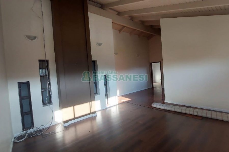 Casa com 240m², 6 dormitórios, 3 vagas, no bairro São Leopoldo em Caxias do Sul para Alugar