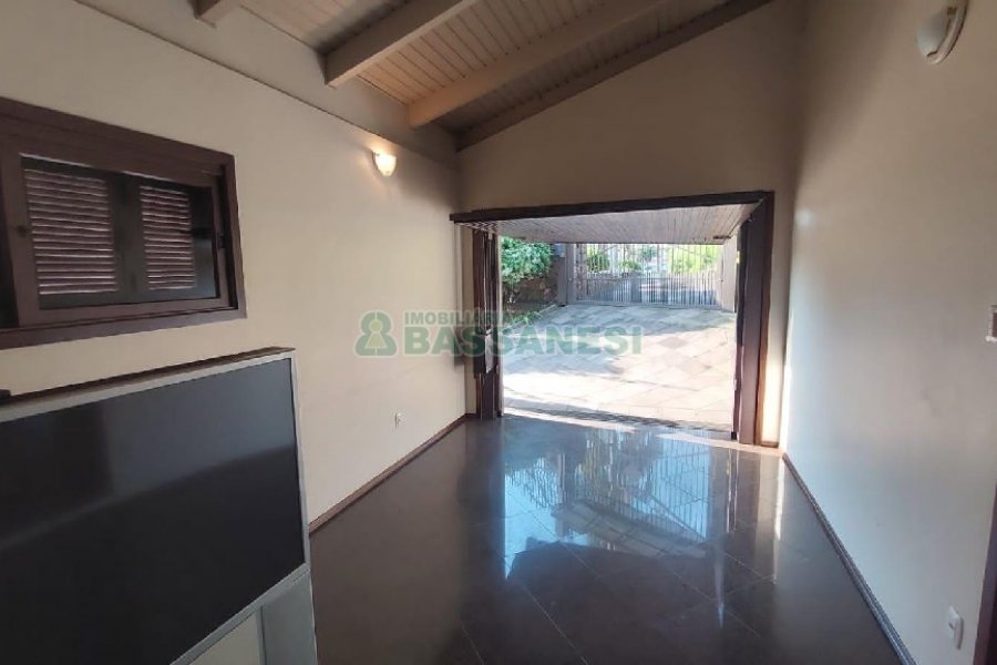 Casa com 240m², 6 dormitórios, 3 vagas, no bairro São Leopoldo em Caxias do Sul para Alugar