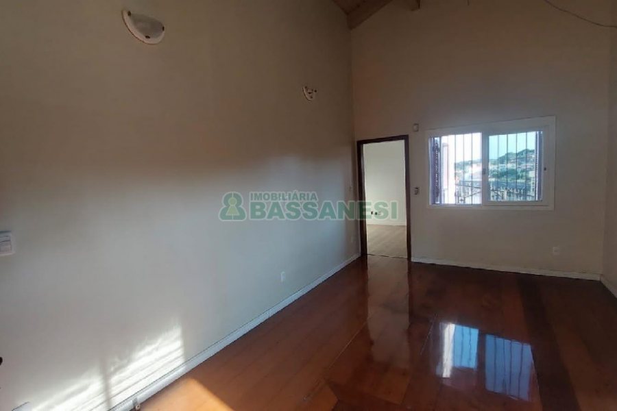 Casa com 240m², 6 dormitórios, 3 vagas, no bairro São Leopoldo em Caxias do Sul para Alugar