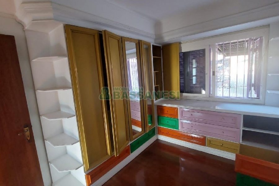 Casa com 240m², 6 dormitórios, 3 vagas, no bairro São Leopoldo em Caxias do Sul para Alugar