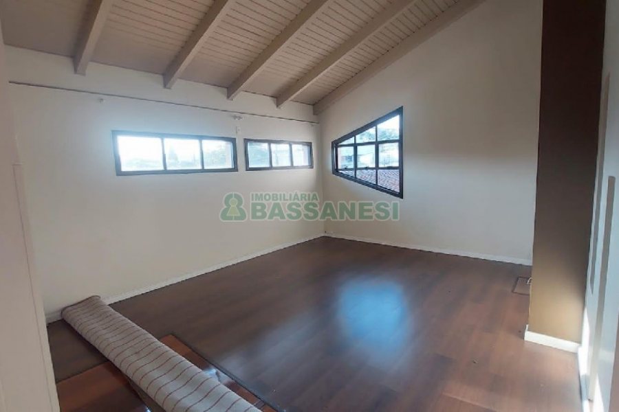 Casa com 240m², 6 dormitórios, 3 vagas, no bairro São Leopoldo em Caxias do Sul para Alugar