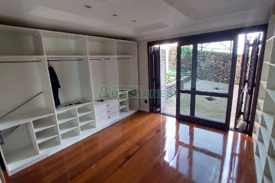 Casa com 240m², 6 dormitórios, 3 vagas, no bairro São Leopoldo em Caxias do Sul para Alugar