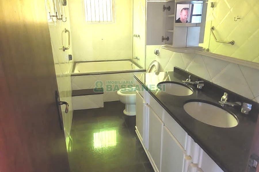 Casa com 240m², 6 dormitórios, 3 vagas, no bairro São Leopoldo em Caxias do Sul para Alugar