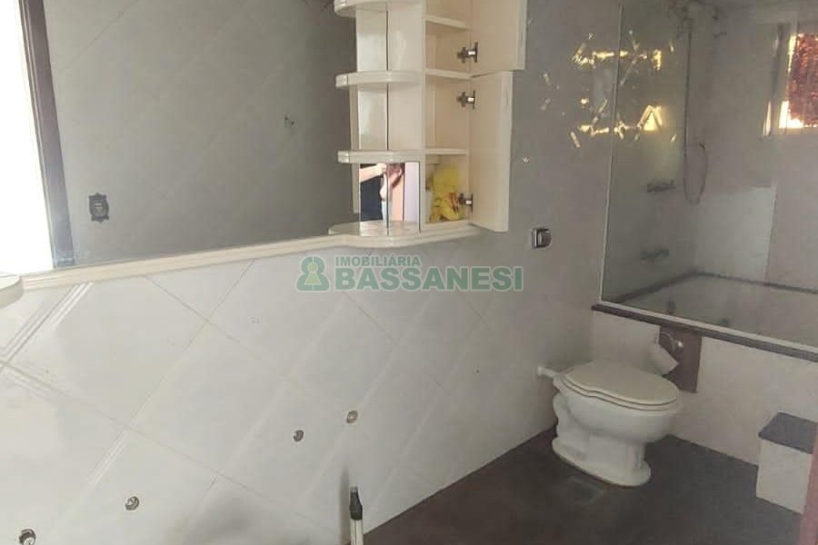 Casa com 240m², 6 dormitórios, 3 vagas, no bairro São Leopoldo em Caxias do Sul para Alugar