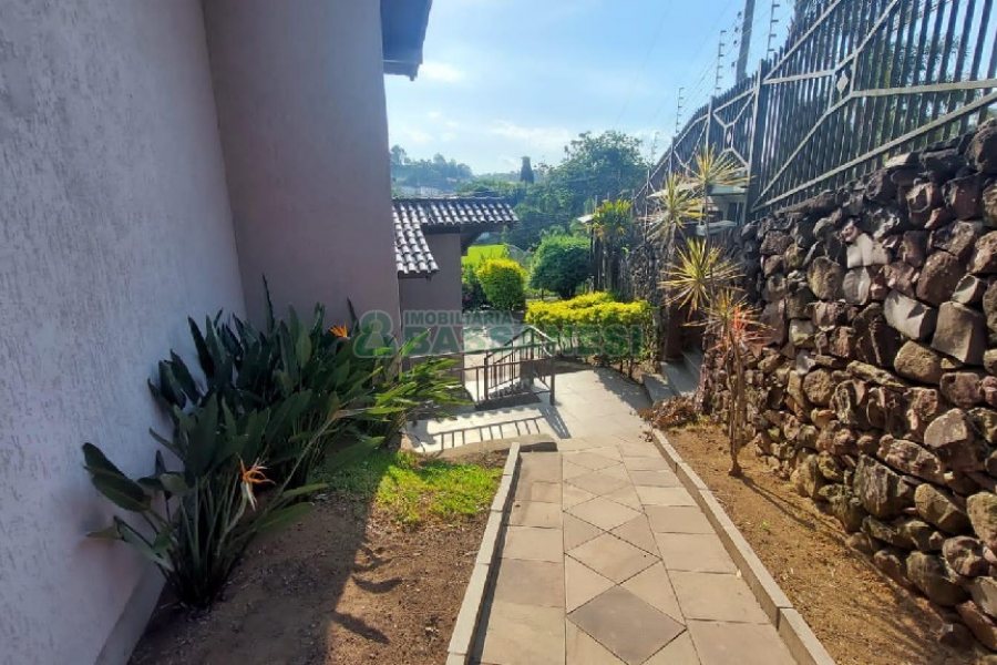 Casa com 240m², 6 dormitórios, 3 vagas, no bairro São Leopoldo em Caxias do Sul para Alugar