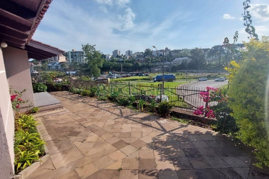 Casa com 240m², 6 dormitórios, 3 vagas, no bairro São Leopoldo em Caxias do Sul para Alugar