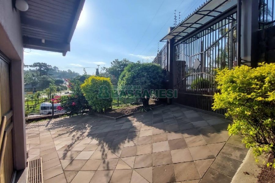 Casa com 240m², 6 dormitórios, 3 vagas, no bairro São Leopoldo em Caxias do Sul para Alugar