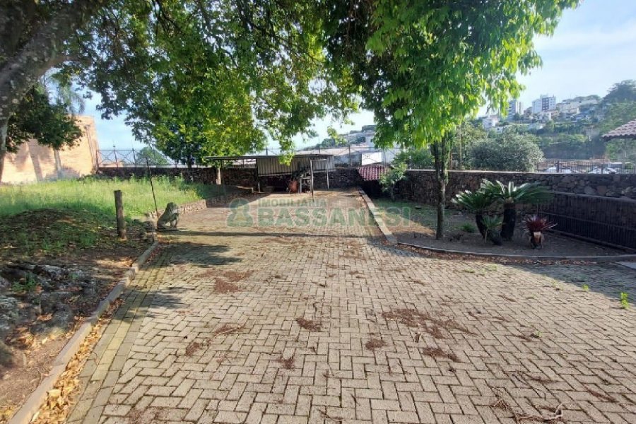 Casa com 240m², 6 dormitórios, 3 vagas, no bairro São Leopoldo em Caxias do Sul para Alugar