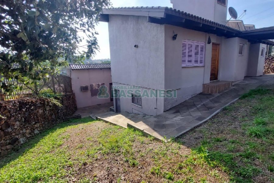 Casa com 240m², 6 dormitórios, 3 vagas, no bairro São Leopoldo em Caxias do Sul para Alugar