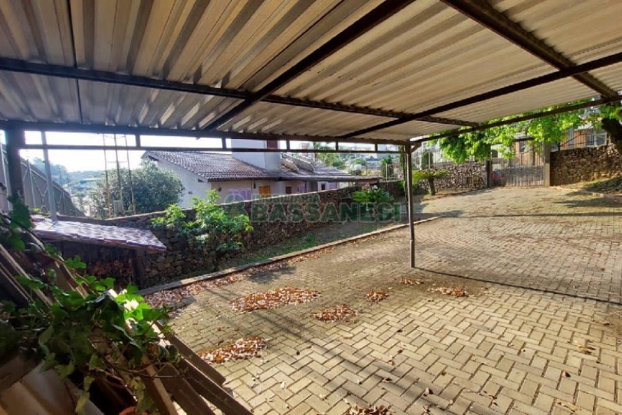 Casa com 240m², 6 dormitórios, 3 vagas, no bairro São Leopoldo em Caxias do Sul para Alugar