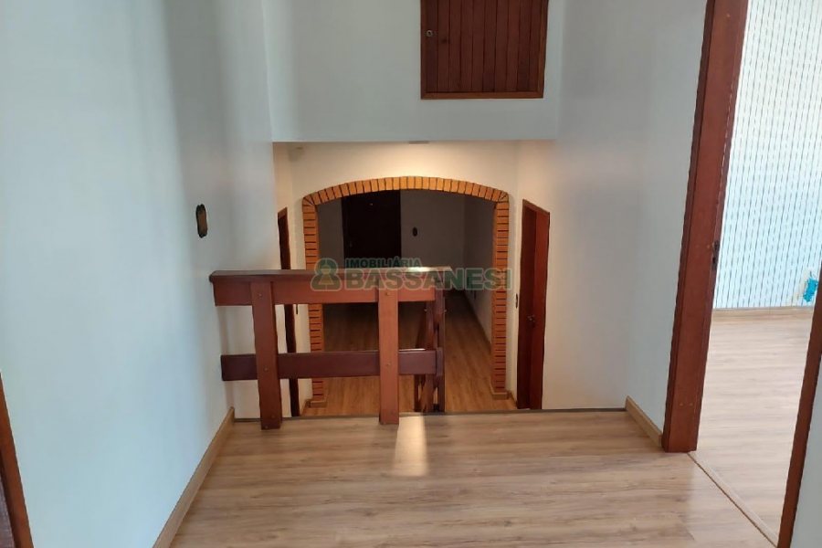 Casa com 260m², 3 dormitórios, 3 vagas, no bairro Santa Catarina em Caxias do Sul para Comprar