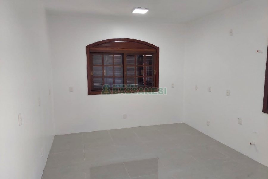 Casa com 260m², 3 dormitórios, 3 vagas, no bairro Santa Catarina em Caxias do Sul para Comprar