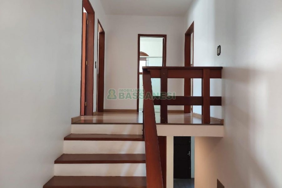 Casa com 260m², 3 dormitórios, 3 vagas, no bairro Santa Catarina em Caxias do Sul para Comprar