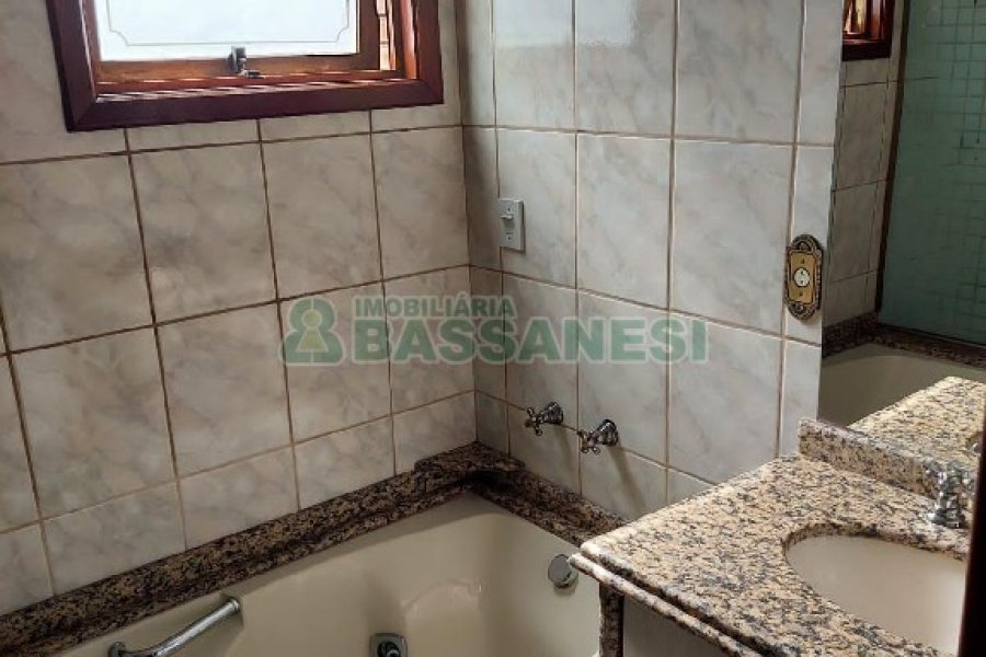 Casa com 260m², 3 dormitórios, 3 vagas, no bairro Santa Catarina em Caxias do Sul para Comprar