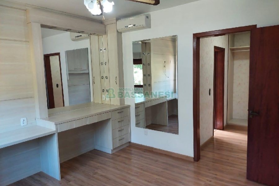 Casa com 260m², 3 dormitórios, 3 vagas, no bairro Santa Catarina em Caxias do Sul para Comprar