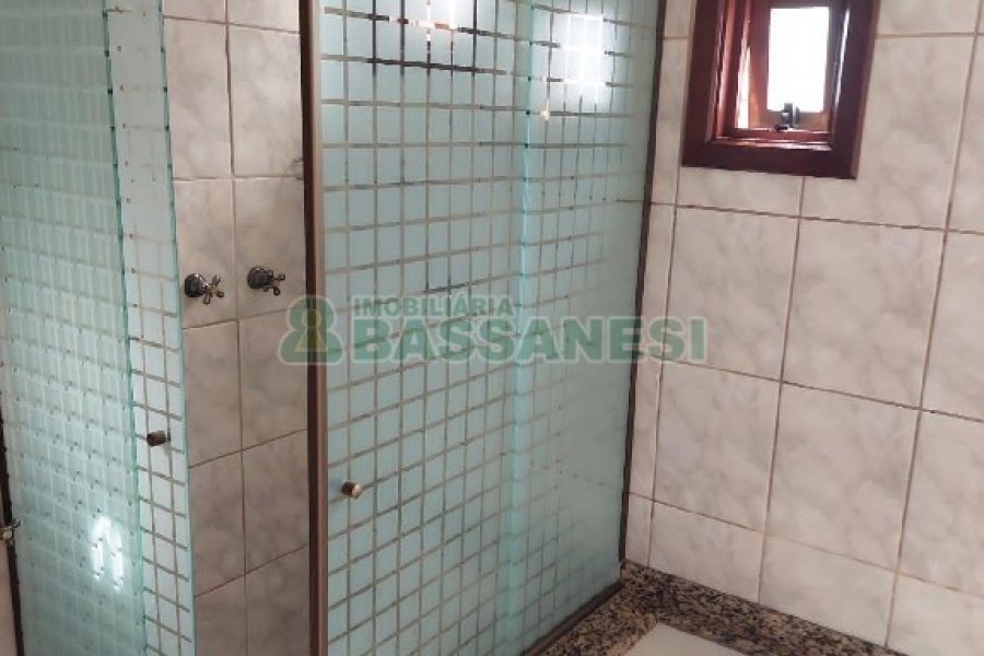 Casa com 260m², 3 dormitórios, 3 vagas, no bairro Santa Catarina em Caxias do Sul para Comprar