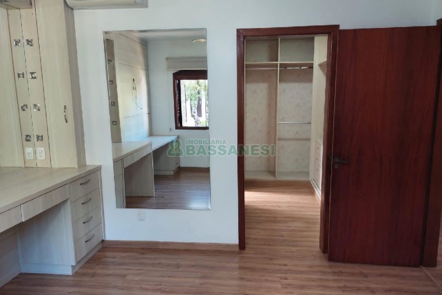 Casa com 260m², 3 dormitórios, 3 vagas, no bairro Santa Catarina em Caxias do Sul para Comprar