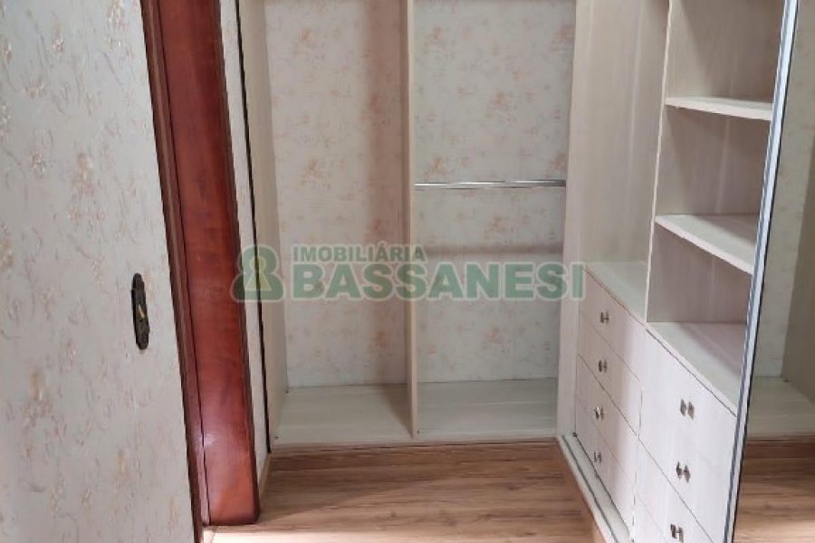 Casa com 260m², 3 dormitórios, 3 vagas, no bairro Santa Catarina em Caxias do Sul para Comprar