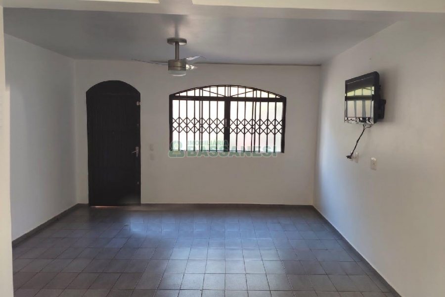 Casa com 260m², 3 dormitórios, 3 vagas, no bairro Santa Catarina em Caxias do Sul para Comprar