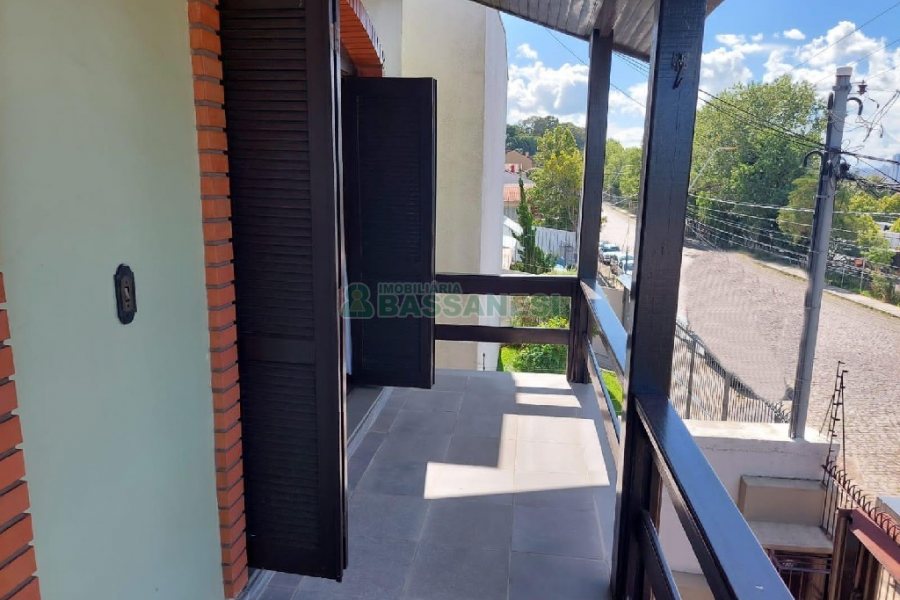 Casa com 260m², 3 dormitórios, 3 vagas, no bairro Santa Catarina em Caxias do Sul para Comprar