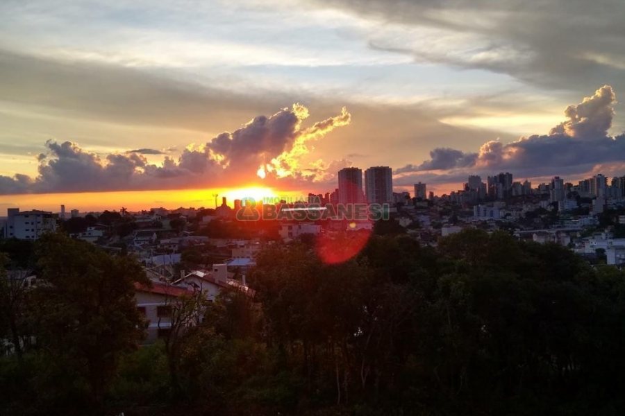 Apto Mobiliado com 49m², 2 dormitórios, 1 vaga, no bairro Bela Vista em Caxias do Sul para Alugar