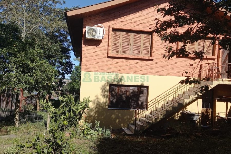 Casa com 242m², 5 dormitórios, 2 vagas, no bairro Esplanada em Caxias do Sul para Comprar